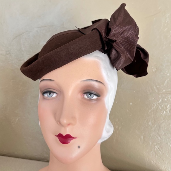 COVETED AND REGISTERED DESIGNER 1940s' BROWN FELT & TAFFETA TILT HAT - Picture 2 of 12
